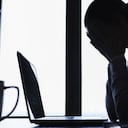 El estrés hace que la glándula pituitaria aumente la producción de hormonas como la adrenalina y el cortisol.