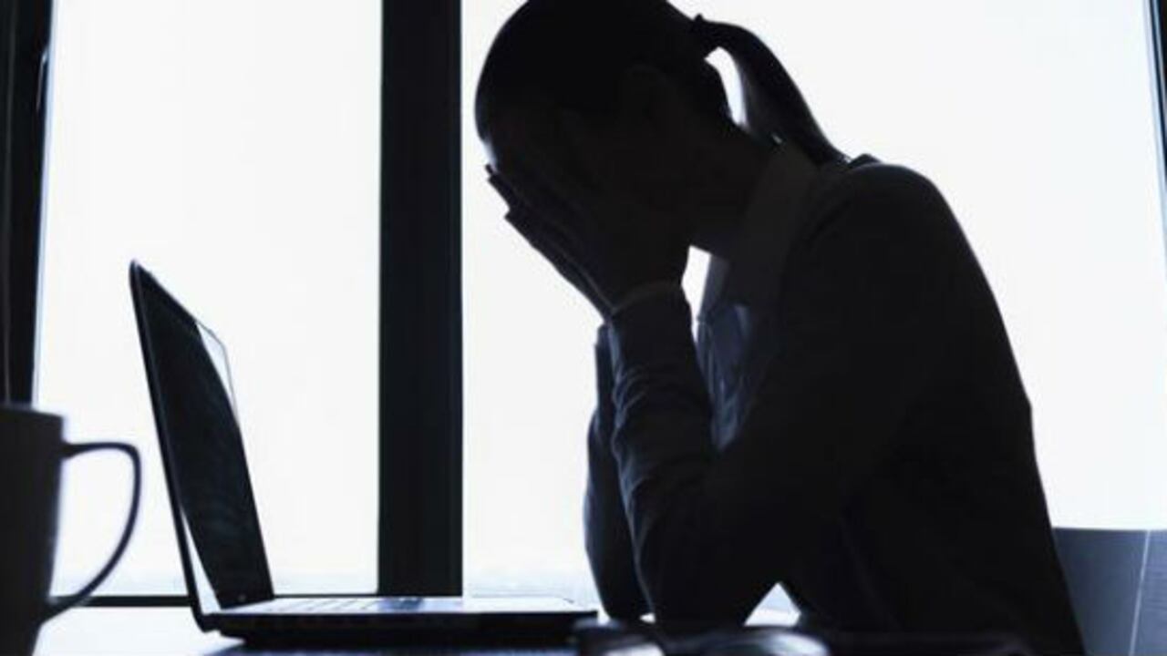 El estrés hace que la glándula pituitaria aumente la producción de hormonas como la adrenalina y el cortisol.