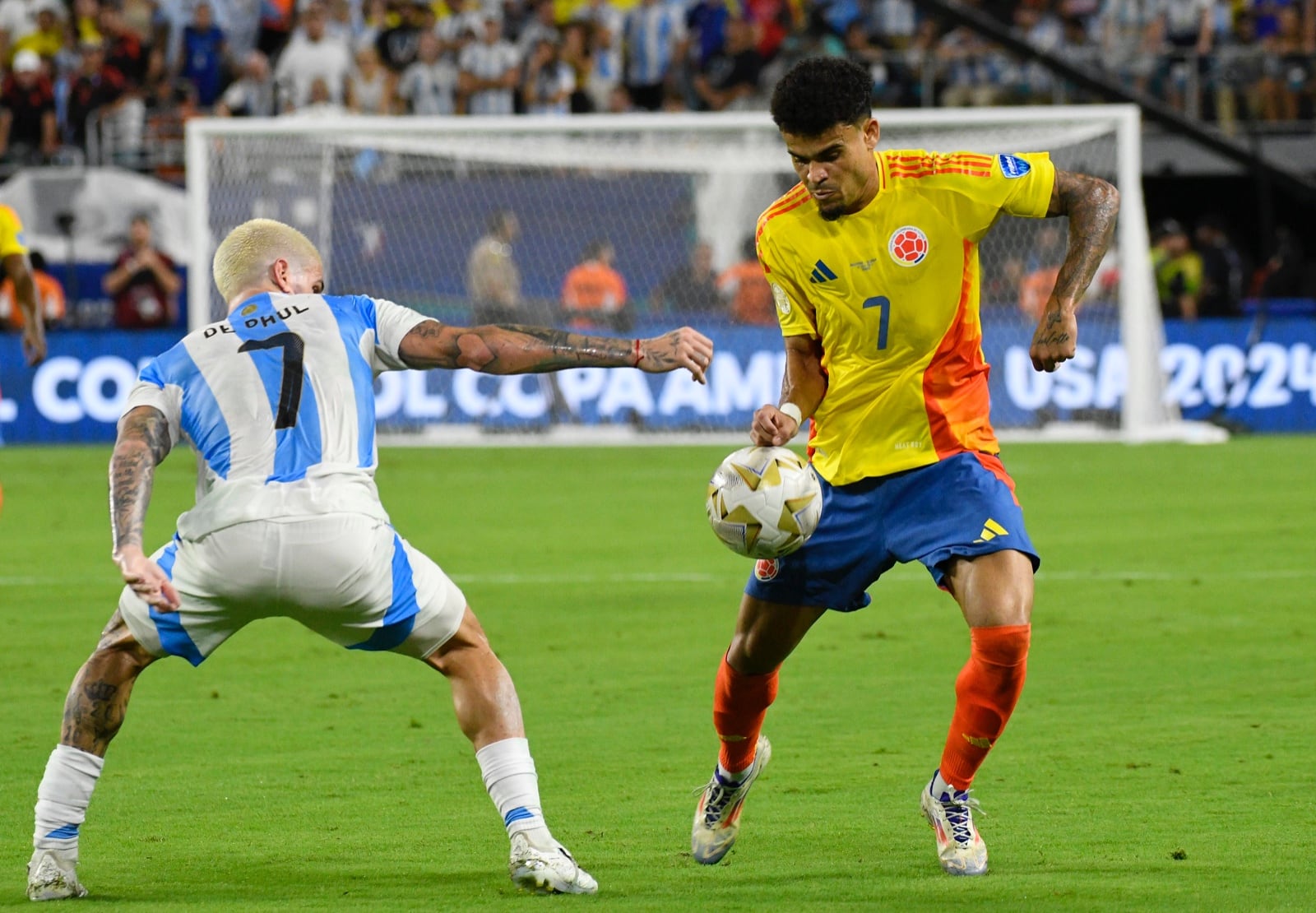 Luis Díaz disputa un balón en la final de la Copa América 2024.