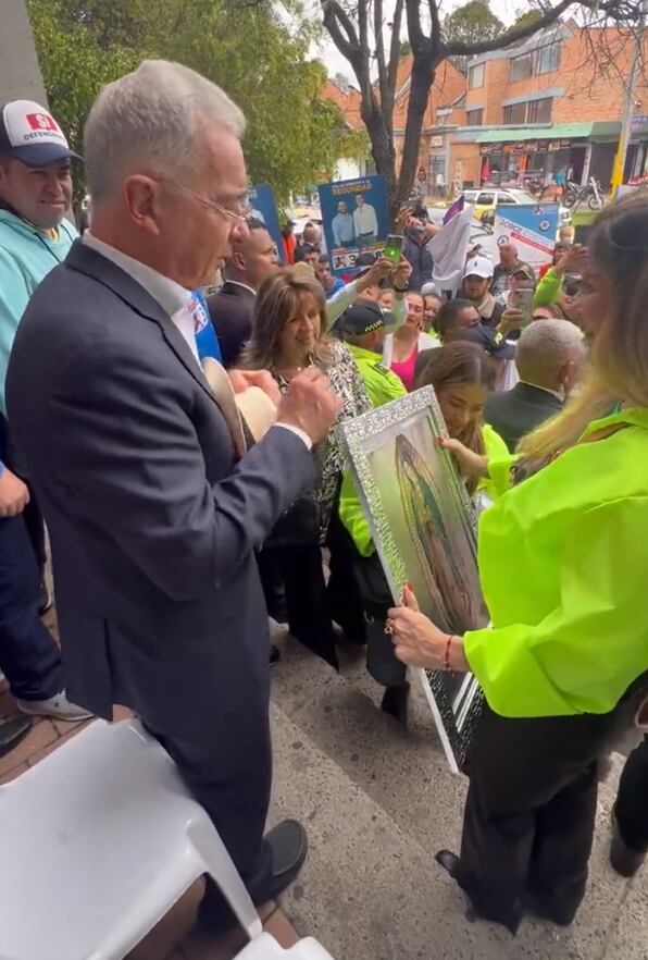 Una joven le regaló un cuadro de la Virgen a Uribe.