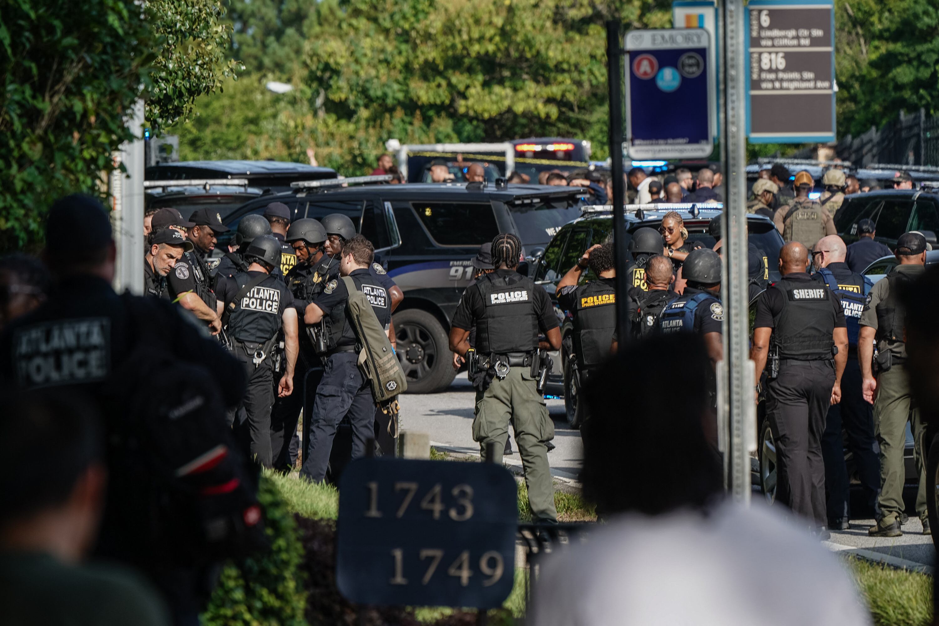 Agentes del orden público cerca de la sede global de los Centros para el Control y la Prevención de Enfermedades (CDC) durante un tiroteo el 8 de agosto de 2025 en Atlanta, Georgia.