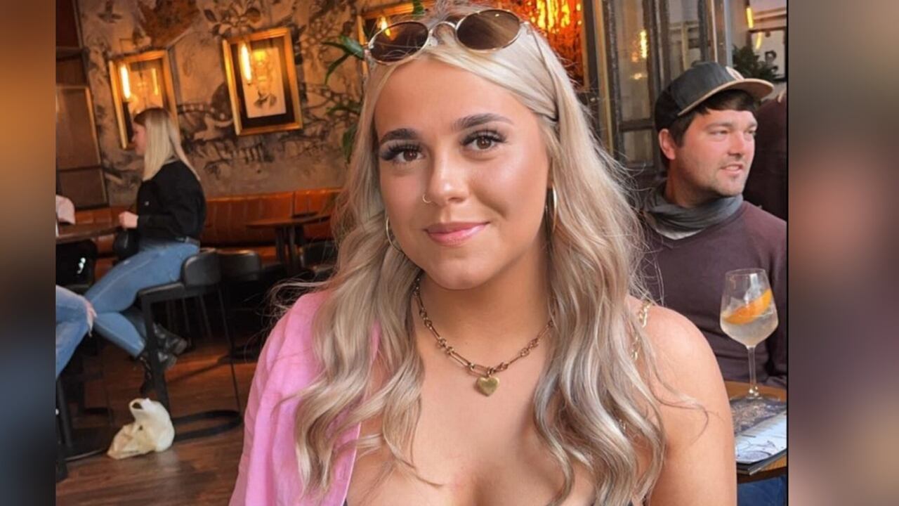 La madre de Leah Rogers afirmó que su hija llegó a Reino Unido con un fuerte dolor de garganta.