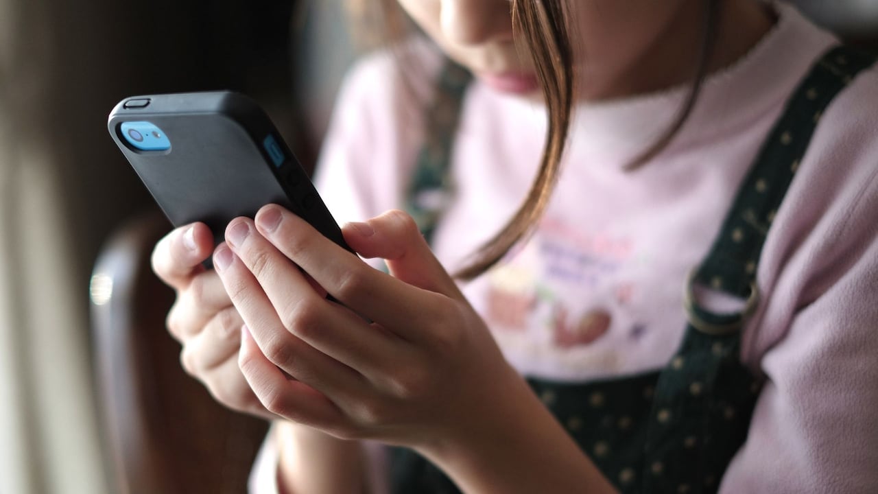 Colombia fortalece la seguridad de los menores en internet con un nuevo decreto.