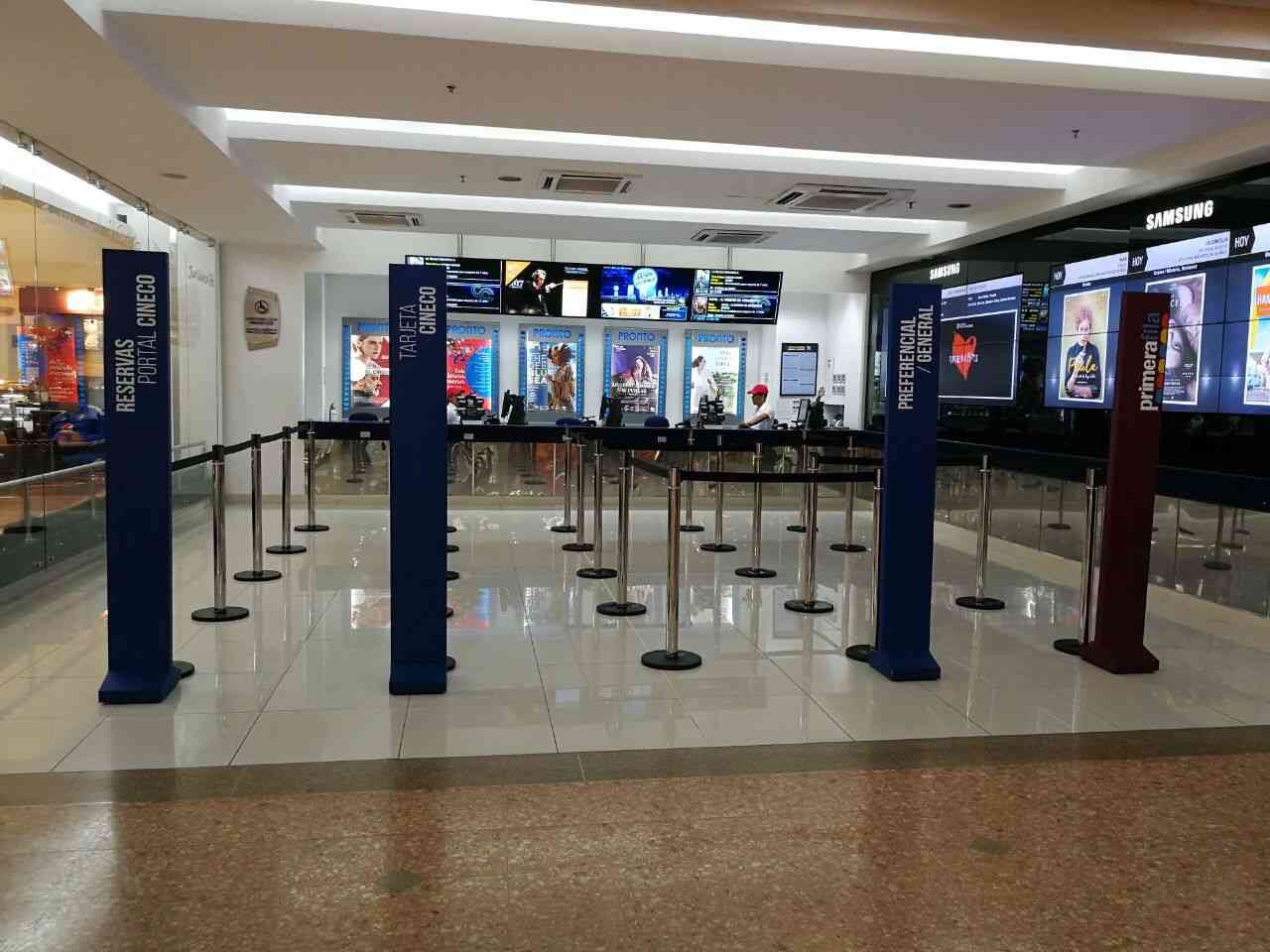 La zona en la que se encuentra Cine Colombia estaba vacía, esto es algo inusual pues en un fin de semana normal es muy concurrido el lugar. Fotografía: Alfonso Hernández / SEMANA