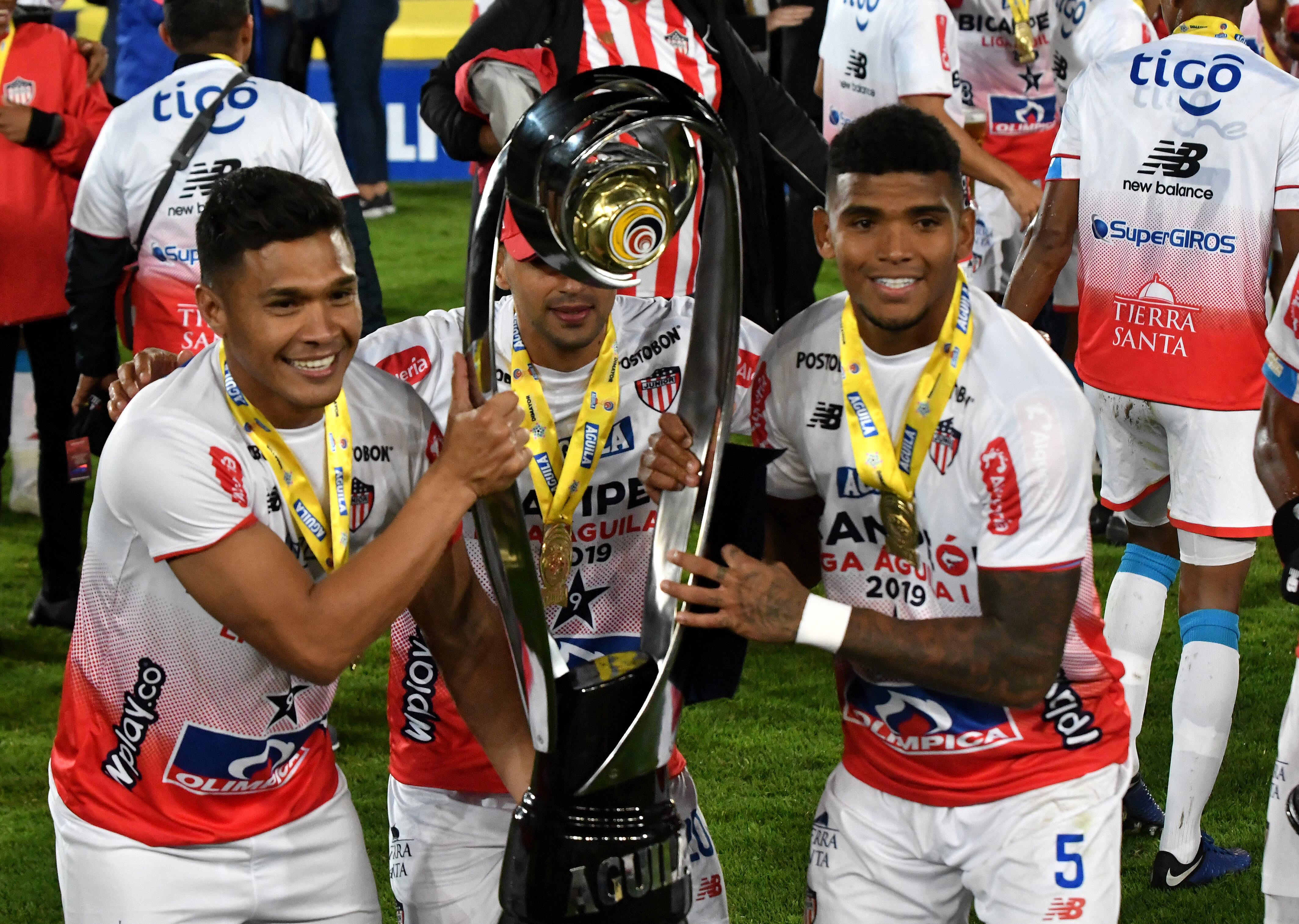 BOGOTA, COLOMBIA - JUNE 12: Teófilo Gutiérrez, Marlon Piedrahita and Rafael Pérez of Atletico Junior celebrate with the trophy winning the Torneo Apertura Liga Aguila 2019 championship after a second leg match between Deportivo Pasto and Atletico Junior 2019 at Estadio El Campin on June 12, 2019 in Bogota, Colombia. (Photo by Luis Ramirez/Getty Images)