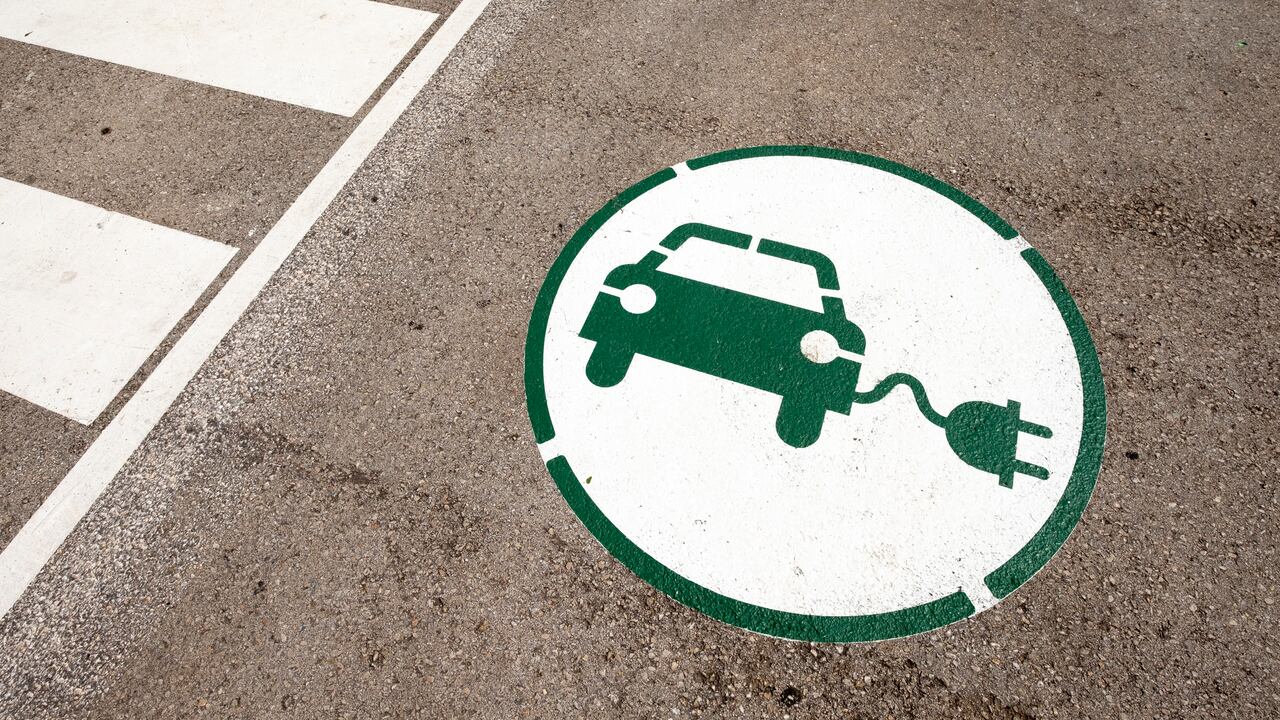 Colombia se está quedando pequeña en materia de estaciones de carga para vehículos eléctricos.