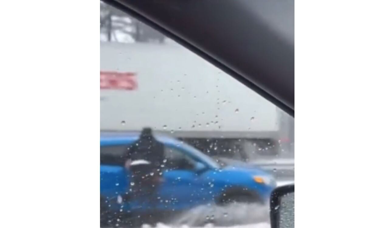 Molina trató de abrir la puerta del vehículo donde se encontraba la mujer quien perdió el conocimiento