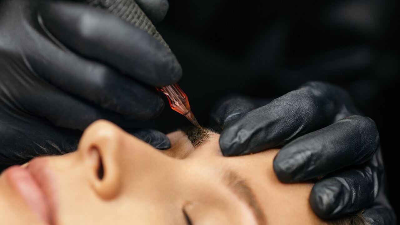 Existen tratamientos para quitarse las canas de las cejas.