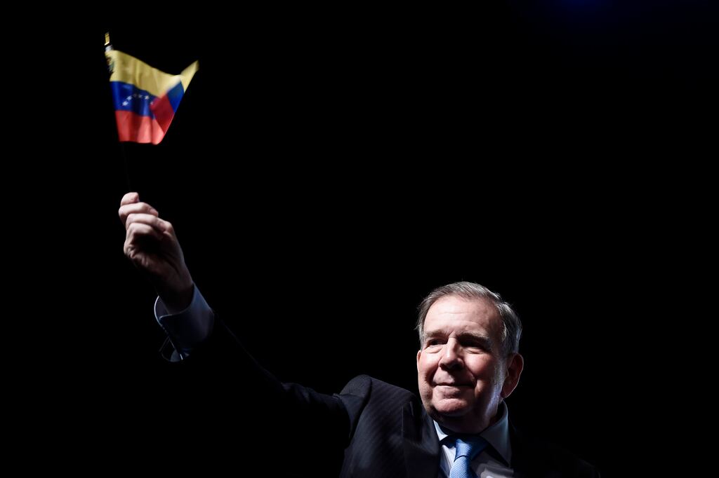 El líder opositor de Venezuela, Edmundo González, ondea una bandera venezolana durante una reunión con simpatizantes en la Ciudad de Panamá, el miércoles 8 de enero de 2025. (AP Foto/Agustín Herrera)