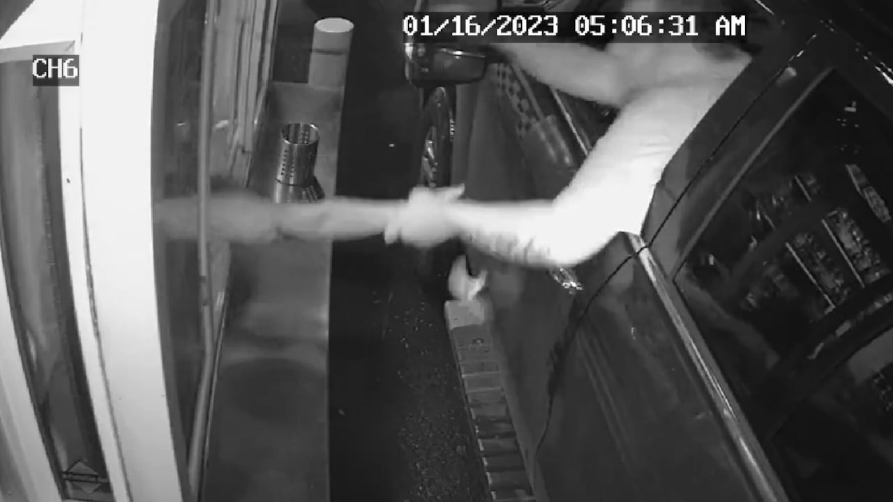 En video quedó registrado como un hombre intentó secuestrar una cajera en un autoservicio