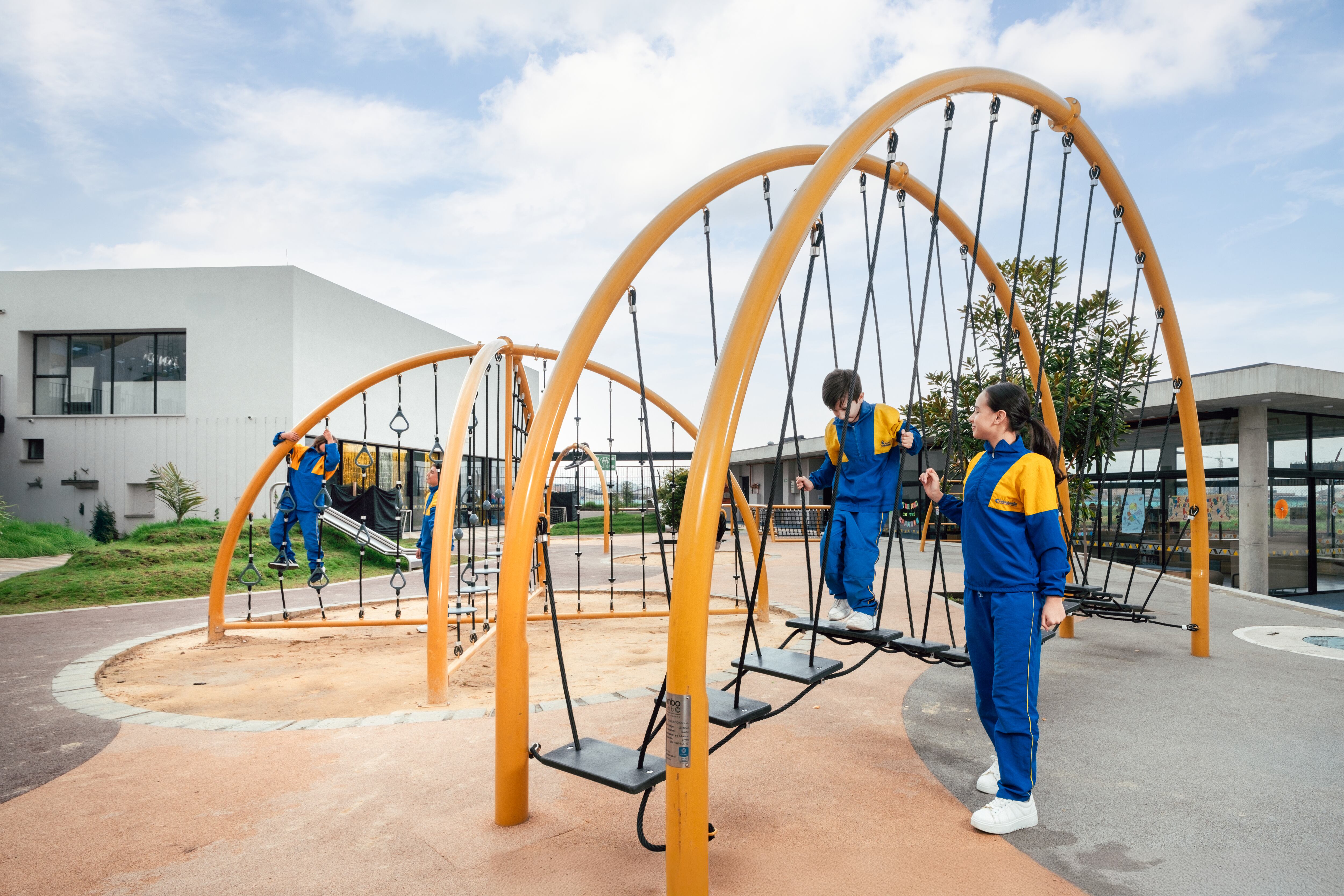 La Red de Colegios ha permitido que más de 8.000 estudiantes anualmente desarrollen su potencial, construyan sus proyectos de vida y accedan a oportunidades reales.