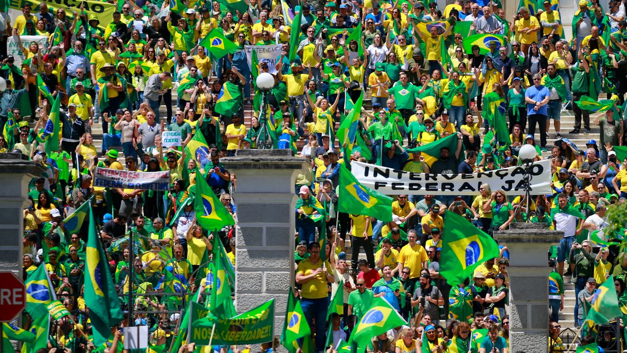 Partidarios del presidente brasileño Jair Bolsonaro participan en una protesta para pedir una intervención federal frente al comando del Ejército en Porto Alegre, Rio Grande do Sul, Brasil, el 2 de noviembre de 2022. - Miles de bolsonaristas se reunieron este miércoles frente al Ejército comandos en las principales ciudades de Brasil para pedir una intervención militar ante la victoria del izquierdista Lula da Silva en las urnas. (Foto por SILVIO ÁVILA / AFP)