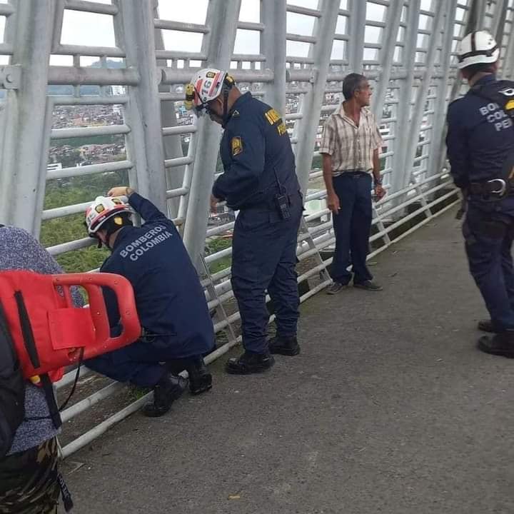 El joven reflejaba gran angustia en su rostro y contemplaba el vacío desde una parte exterior de la estructura