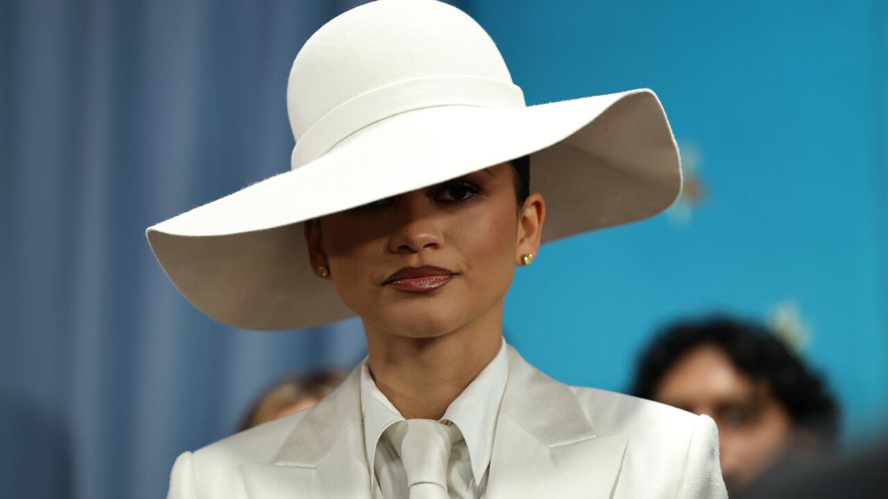 Zendaya redefine la elegancia contemporánea con un traje blanco de sastrería impecable firmado por Louis Vuitton, en homenaje al dandismo negro