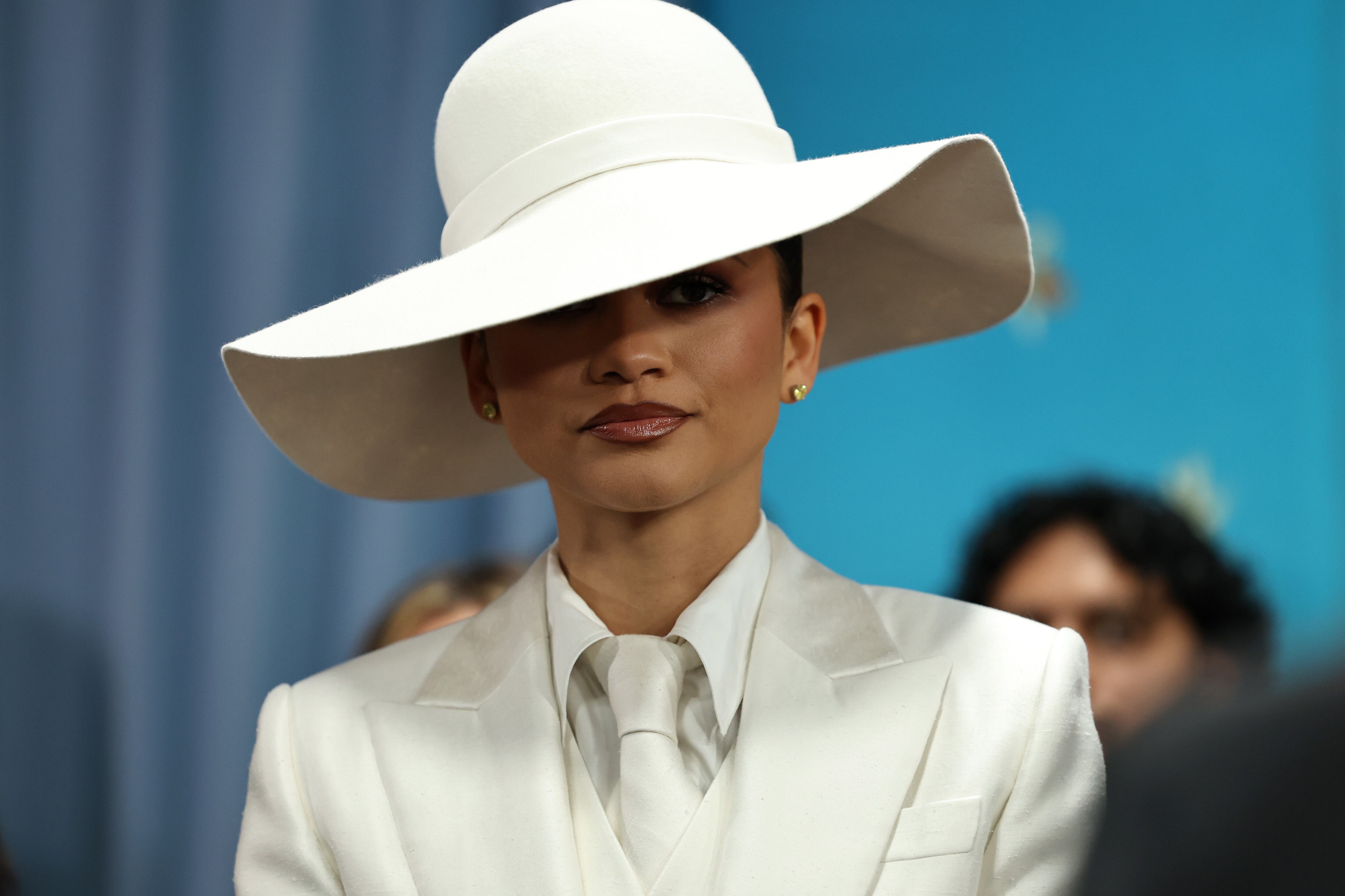 Zendaya redefine la elegancia contemporánea con un traje blanco de sastrería impecable firmado por Louis Vuitton, en homenaje al dandismo negro