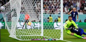 Christian Pulisic de los Estados Unidos, a la derecha, choca con el portero iraní Alireza Beiranvand, a la izquierda, después de marcar el primer gol de su lado durante el partido de fútbol del grupo B de la Copa Mundial entre Irán y los Estados Unidos en el Estadio Al Thumama en Doha, Qatar, el martes. 29 de noviembre de 2022.