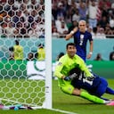 Christian Pulisic de los Estados Unidos, a la derecha, choca con el portero iraní Alireza Beiranvand, a la izquierda, después de marcar el primer gol de su lado durante el partido de fútbol del grupo B de la Copa Mundial entre Irán y los Estados Unidos en el Estadio Al Thumama en Doha, Qatar, el martes. 29 de noviembre de 2022.