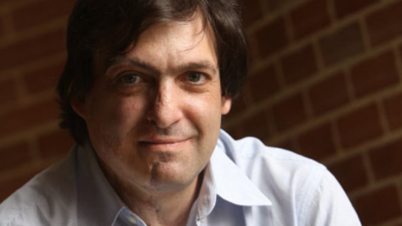 El economista y sicólogo Dan Ariely, autor del libro ‘Las Trampas del deseo’, afirma que si las personas se informaran bien antes de tomar una decisión se evitarían muchos dolores de cabeza
