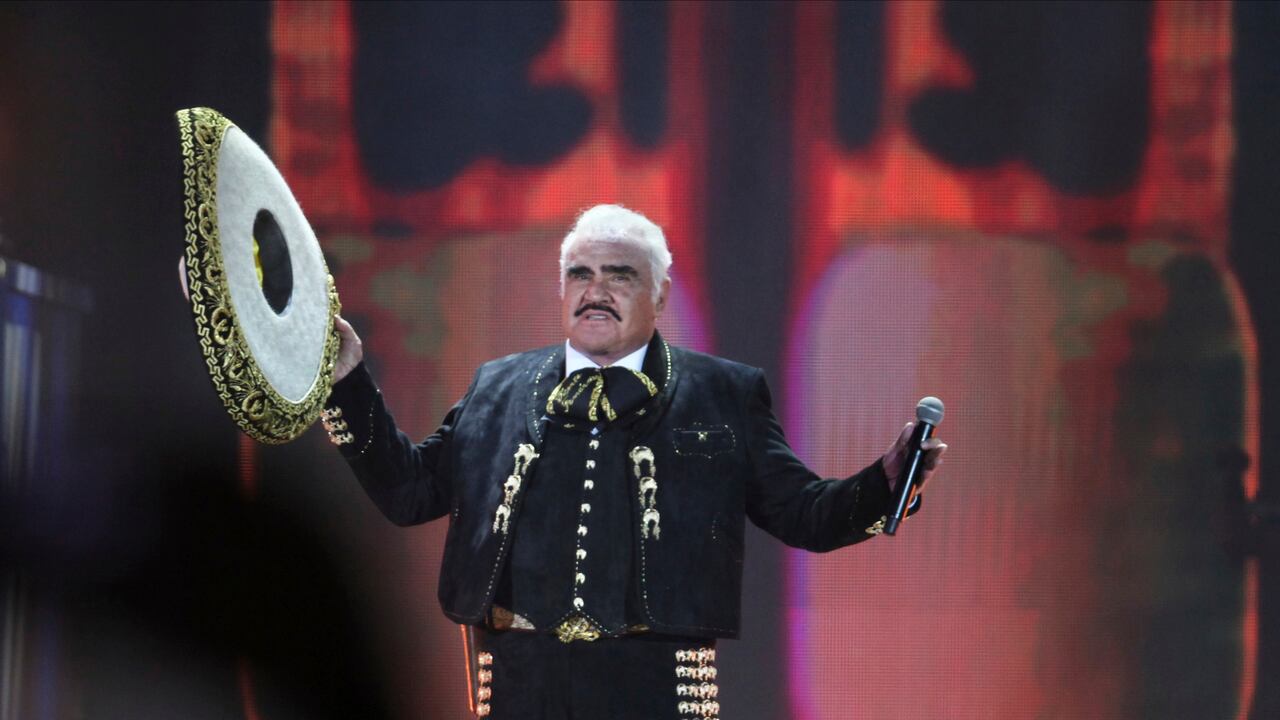 En esta foto de archivo del sábado 16 de abril de 2016, el cantante mexicano Vicente Fernández se presenta en un concierto gratuito en el Estadio Azteca. Foto AP / Marco Ugarte