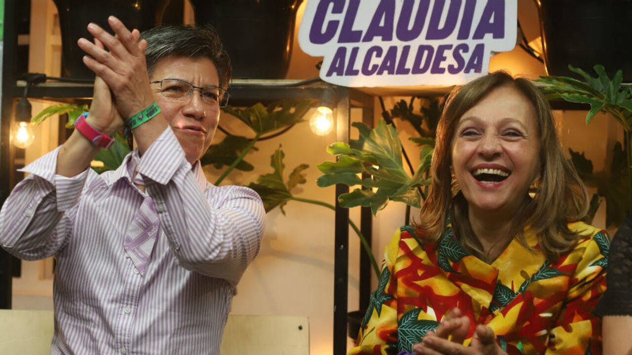 Claudia López y Ángela María Robledo en la sede del partido de la Alianza Verde, en medio de la firma del pacto con colectivos de mujeres.