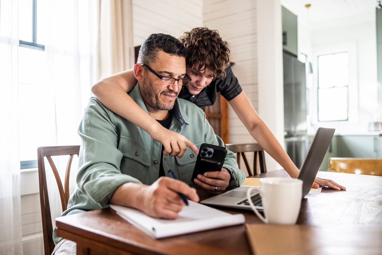 Padres deben revisar el uso de celular por parte de sus hijos.