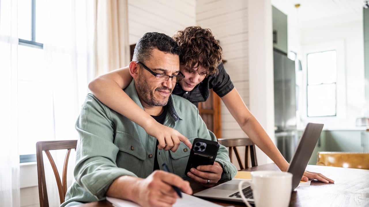 Padres deben revisar el uso de celular por parte de sus hijos.
