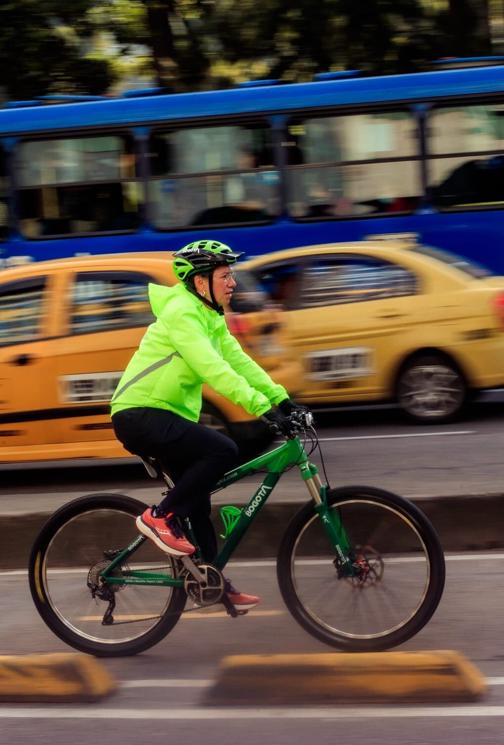 La alcaldesa Claudia López se subió ala bicicleta en el Día sin carro en Bogotá