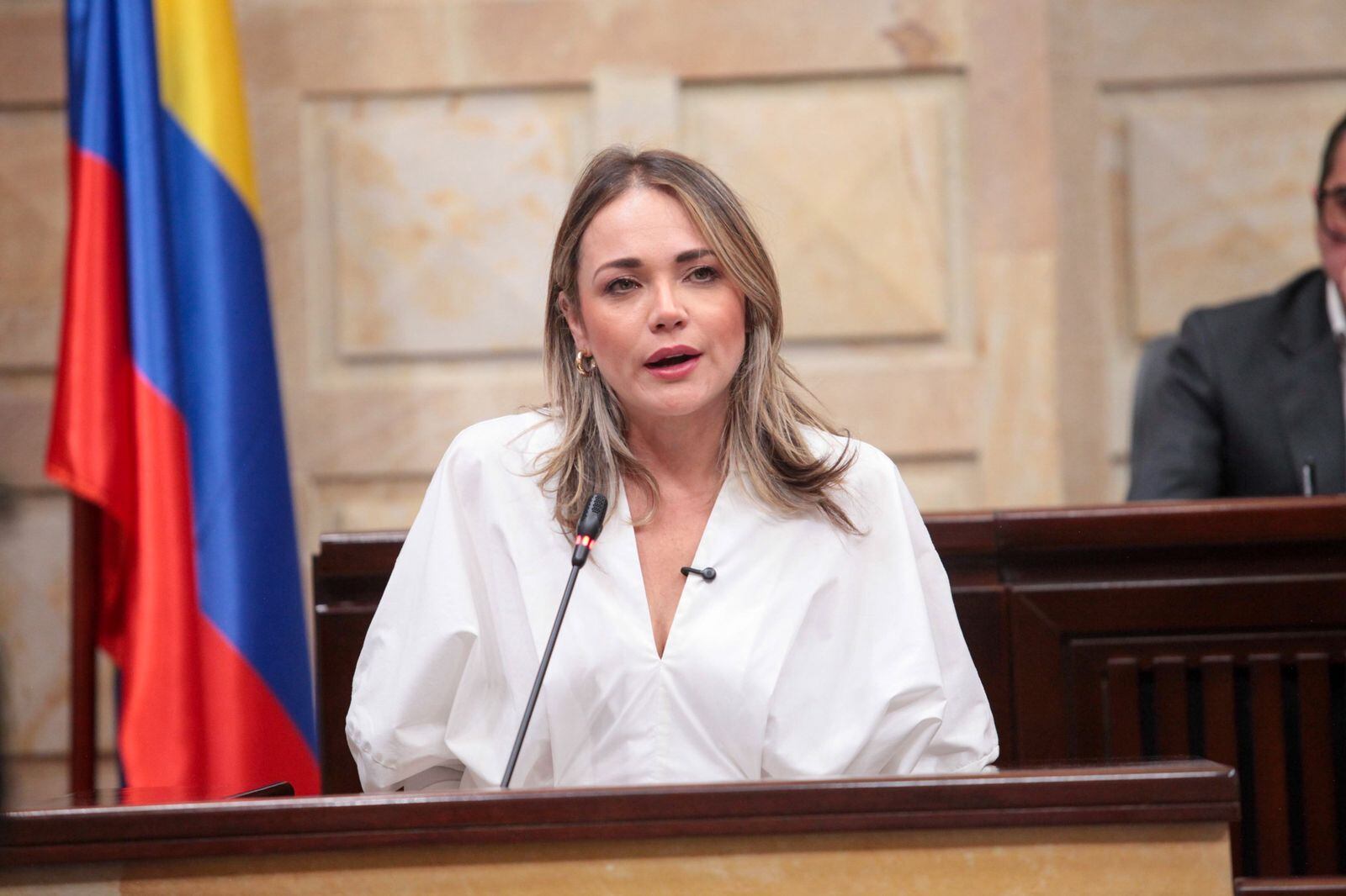 Condecoración a la primera dama de Bogotá.