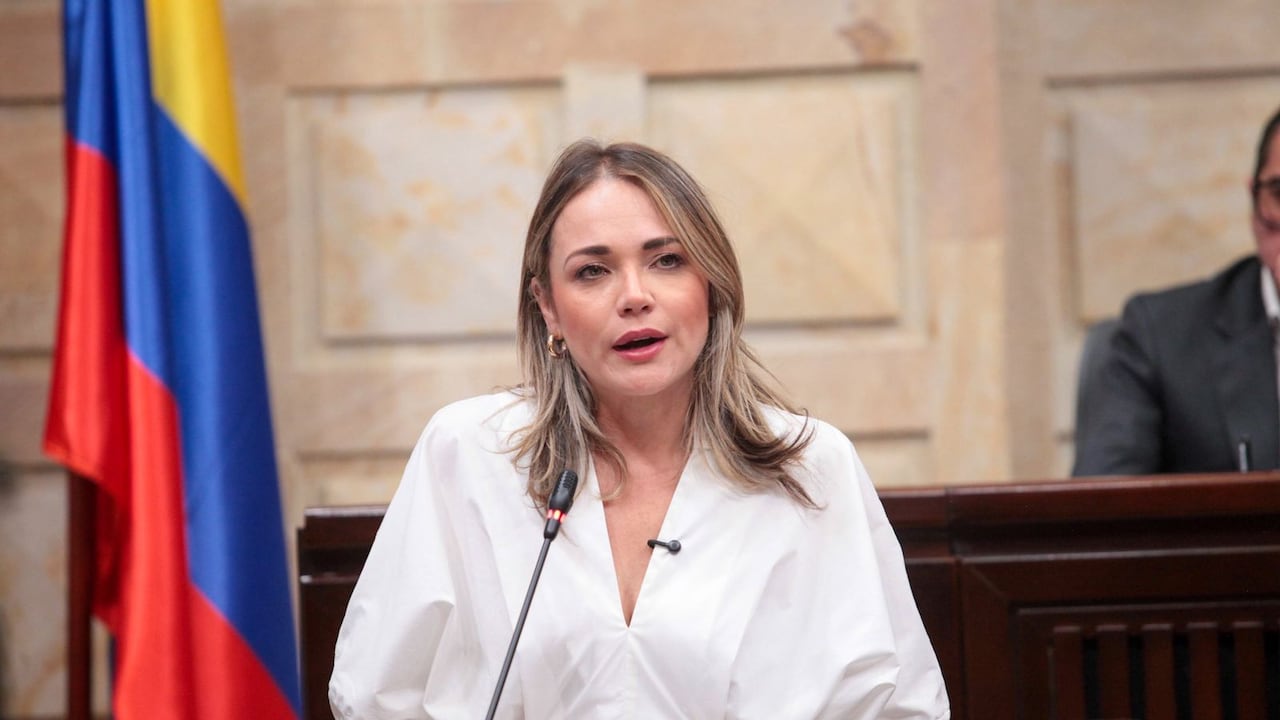 Condecoración a la primera dama de Bogotá.