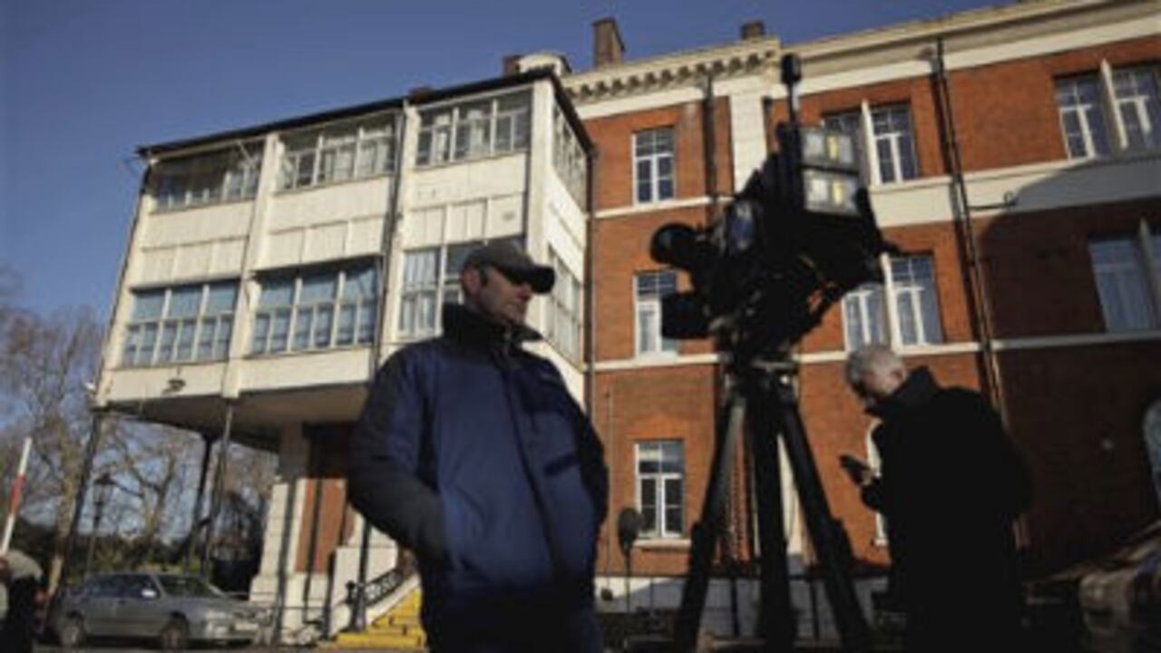 Miebros de la prensa informan desde el London Chest Hospital, en Londres, donde se encuentra internadio el jugador del Bolton Fabrice Muamba.