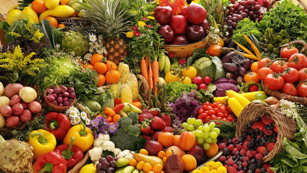 Los frutos rojos tienen componentes antioxidantes que ayudarían a luchar contra las células cancerígenas.