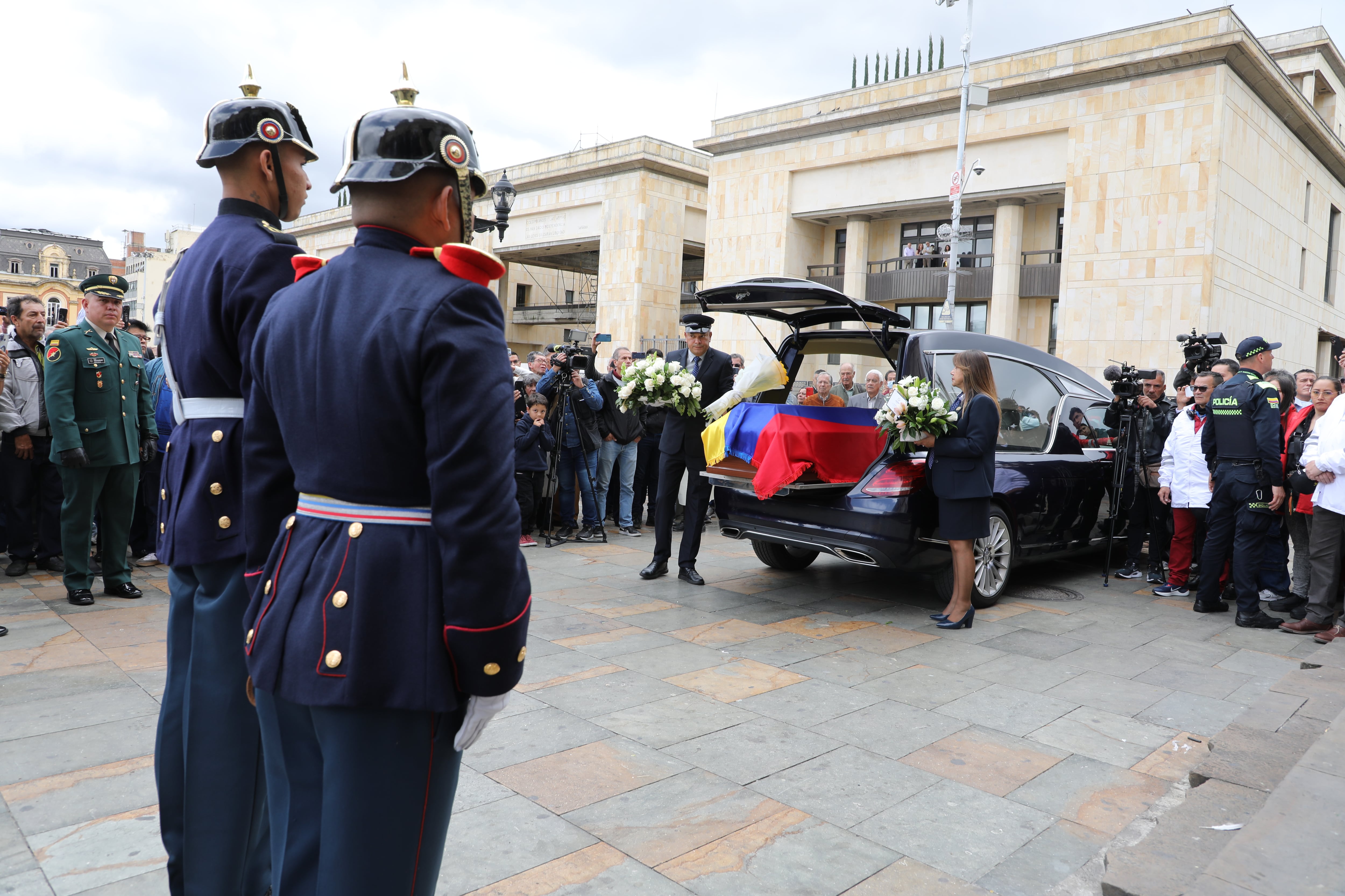 En la Catedral Primada de Colombia, se adelanta la eucaristía de honras fúnebres de Germán Vargas Lleras
