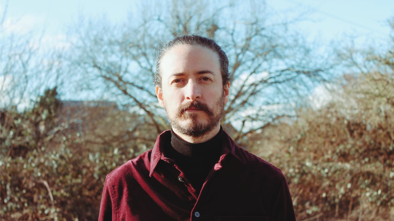 Este año, OKRAA lanzará su segundo álbum, después del atmosférico '1994', escrito en 2015 y lanzado en 2022. Sobre el nuevo trabajo, asegura que "tiene algunas sonoridades del '1994', pero cubre un espectro de géneros electrónicos más amplio, lo cual siento que me representa mejor".