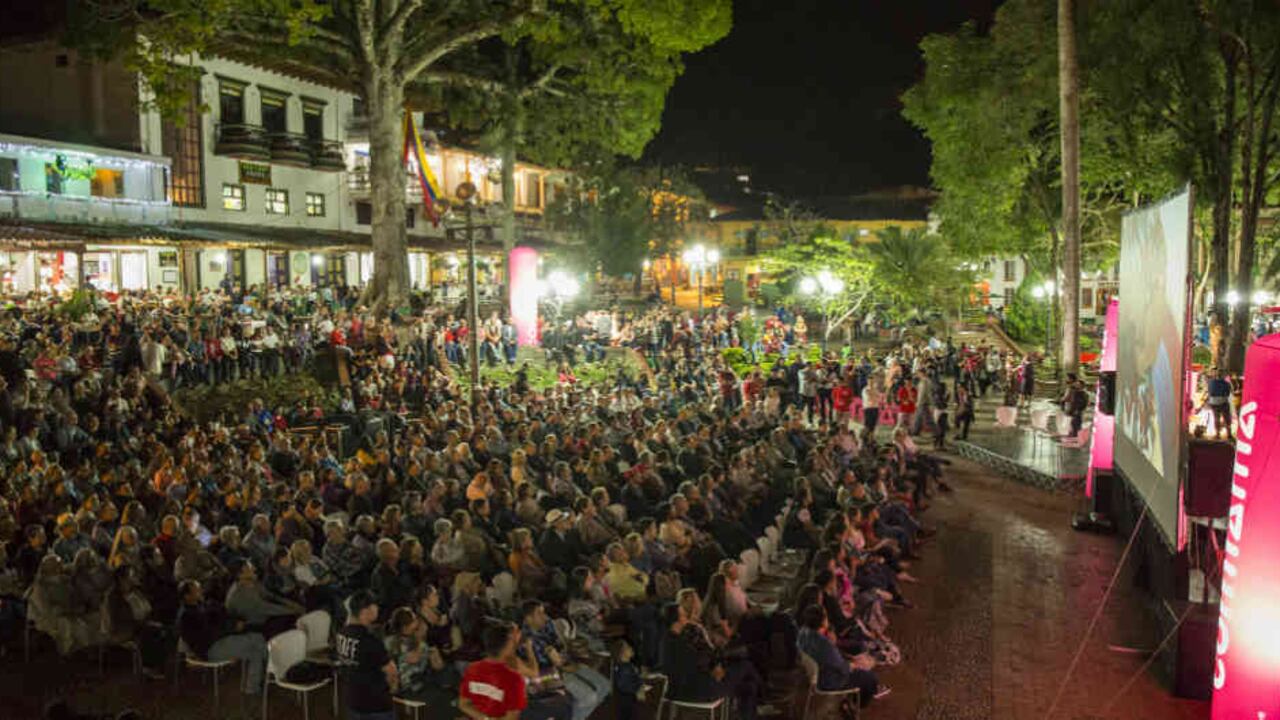 El parque del pueblo, con una gran pantalla, sillas y puestos de crispetas, estaba lleno de gente que quería ver la película 'Jericó, el infinito vuelo de los días', de Catalina Mesa.