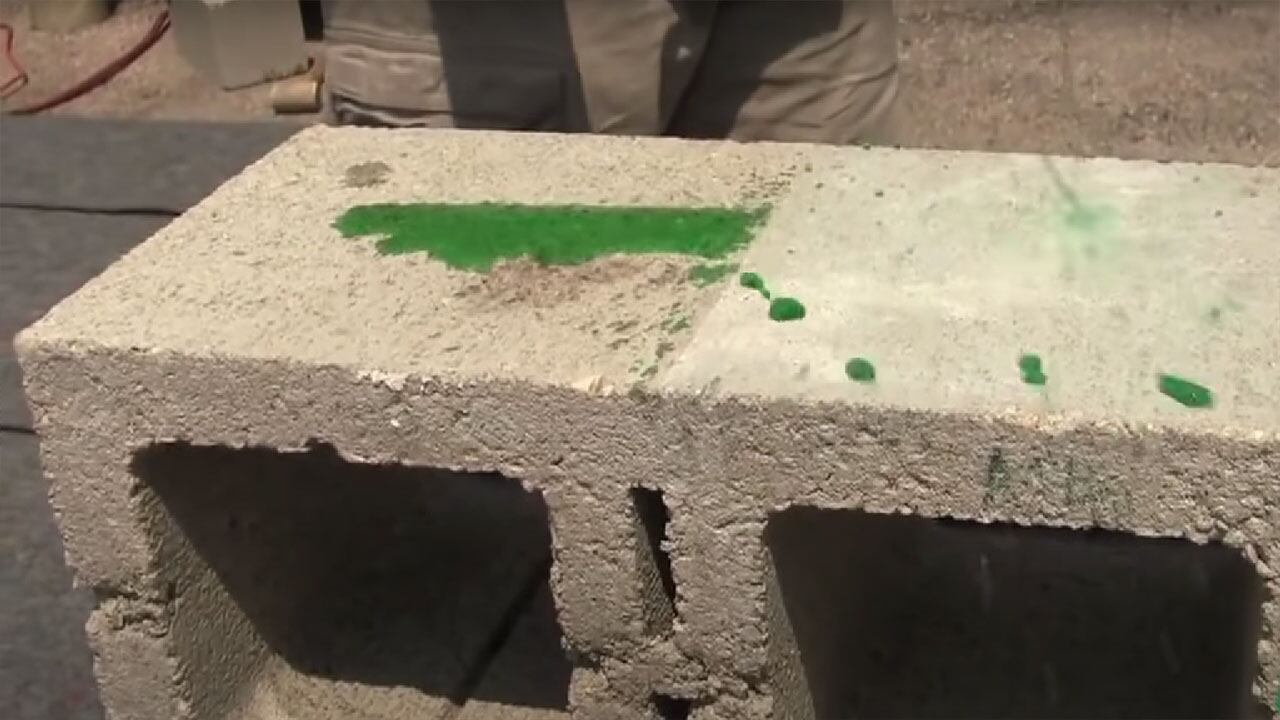 Crean una pintura que repele lo orina en las paredes.