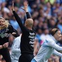 Guardiola levanta las manos tras el pitazo final en el partido entre Manchester City y Aston Villa