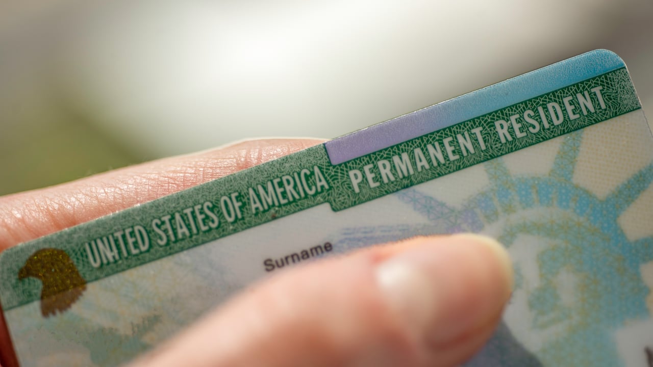 Si su ‘Green Card’ expiró, no se preocupe. Estos son los pasos para continuar su vida en Estados Unidos