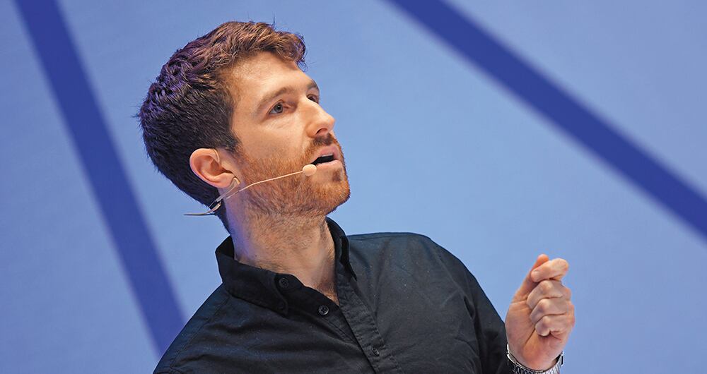 "Todos hablan del momento en que la tecnología supere al hombre. Pero no ven que la inteligencia artificial ya controla el mundo actual. Supera nuestra vulnerabilidad", Tristan Harris.