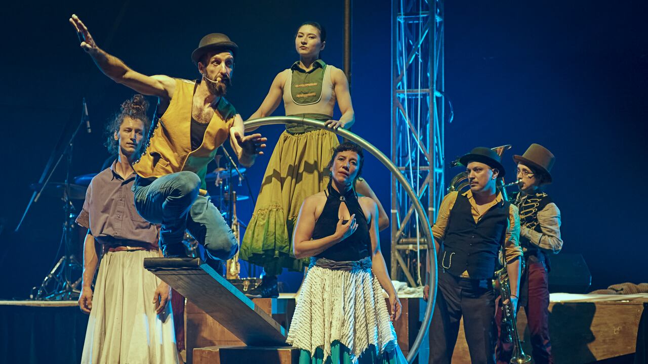 'BARKA', un espectáculo de danza, música y circo, de la compañía colombo canadiense Girovago.