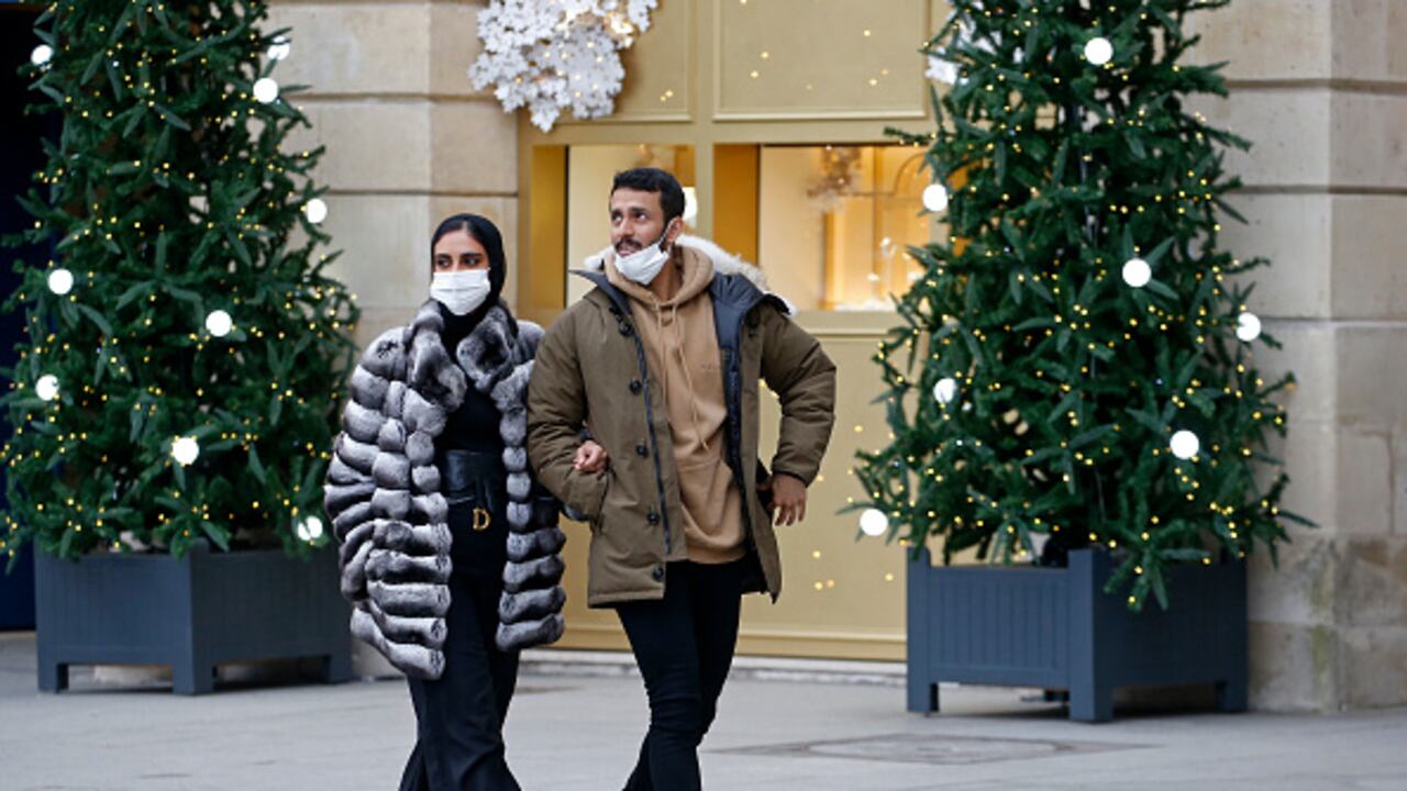 Pareja de franceses caminando con tapabocas