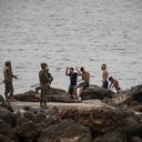 El ejército español toma posiciones como hombres principalmente de Marruecos, llega al territorio español junto a la frontera de Marruecos y España, en el enclave español de Ceuta, el martes 18 de mayo de 2021. Ceuta, una ciudad española de 85.000 habitantes en el norte de África, se enfrenta a una crisis humanitaria después de que miles de marroquíes aprovecharon el relajado control fronterizo de su país para nadar o remar en botes inflables hacia suelo europeo. Alrededor de 6.000 personas habían cruzado el martes por la mañana desde que comenzaron las primeras llegadas en la madrugada del lunes, incluidas 1.500 que se presume son adolescentes. Foto: AP / Javier Fergo.