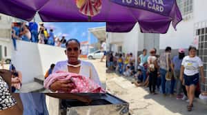 Mujer, con su bebé en brazos, hizo fila durante dos días en Barranquilla para recibir el subsidio del Gobierno Petro.