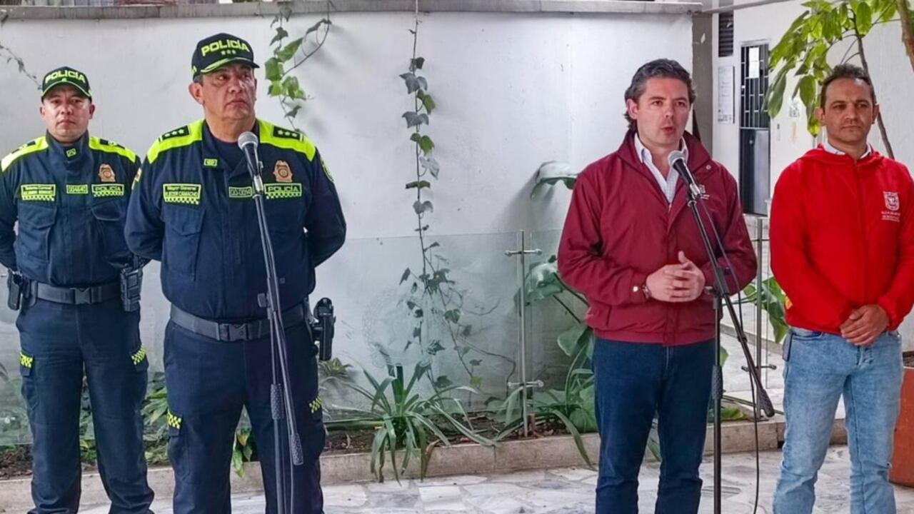 El secretario de seguridad, Aníbal Fernández de Soto, y el comandante de la Policía Metropolitana de Bogotá, general Eliécer Camacho, dieron detalles de los acuerdos a los que se llegaron con los taxistas.
