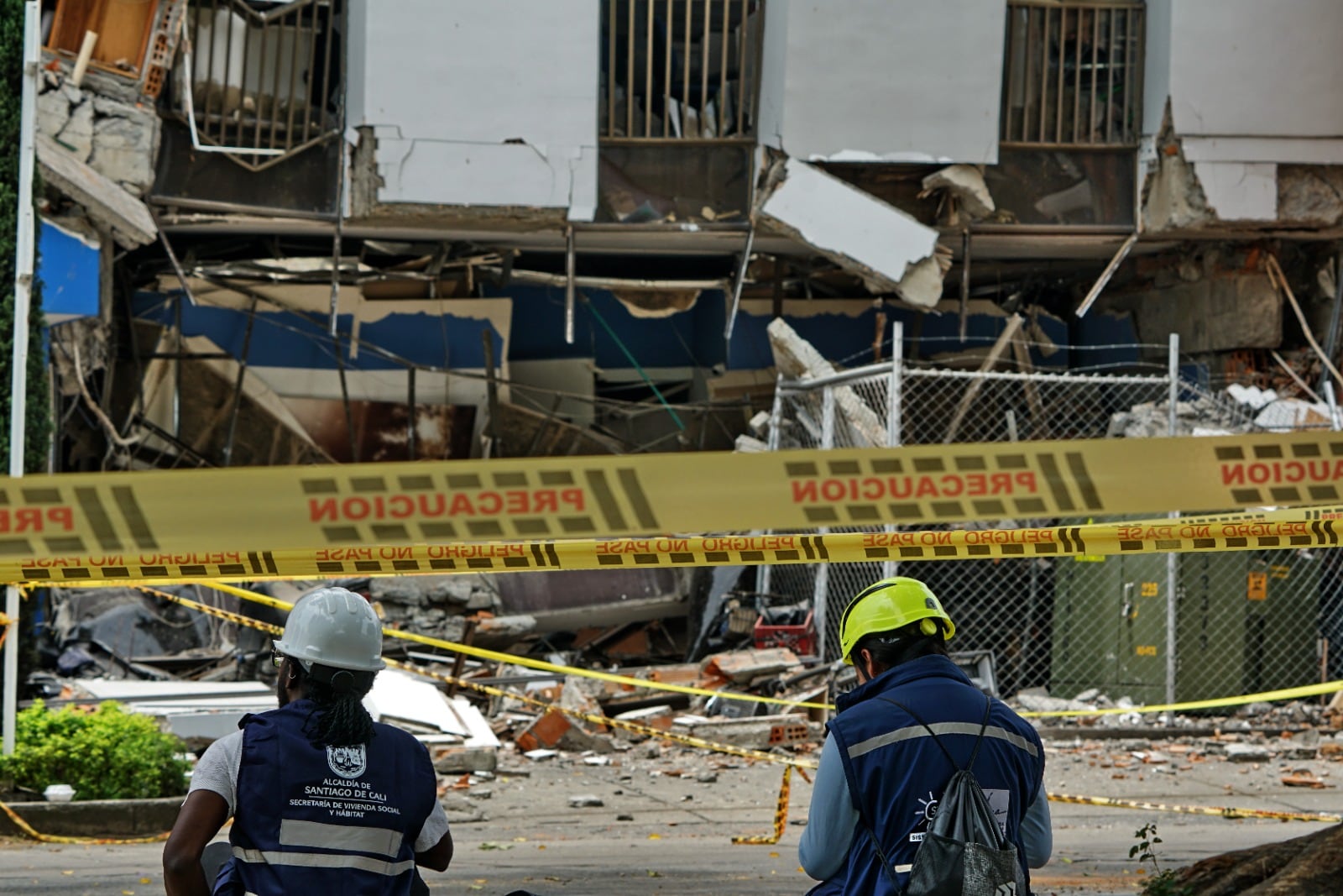 Los restos de edificaciones quedaron sobre las vías de las zonas más afectadas, donde ya comenzaron los trabajos de limpieza y recuperación.