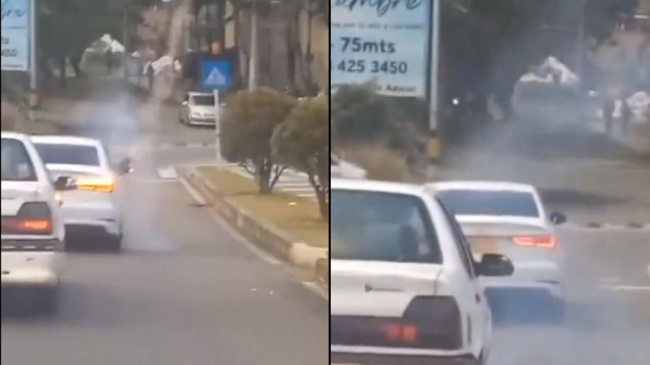 Estas personas lanzaron voladores desde la ventana del carro.