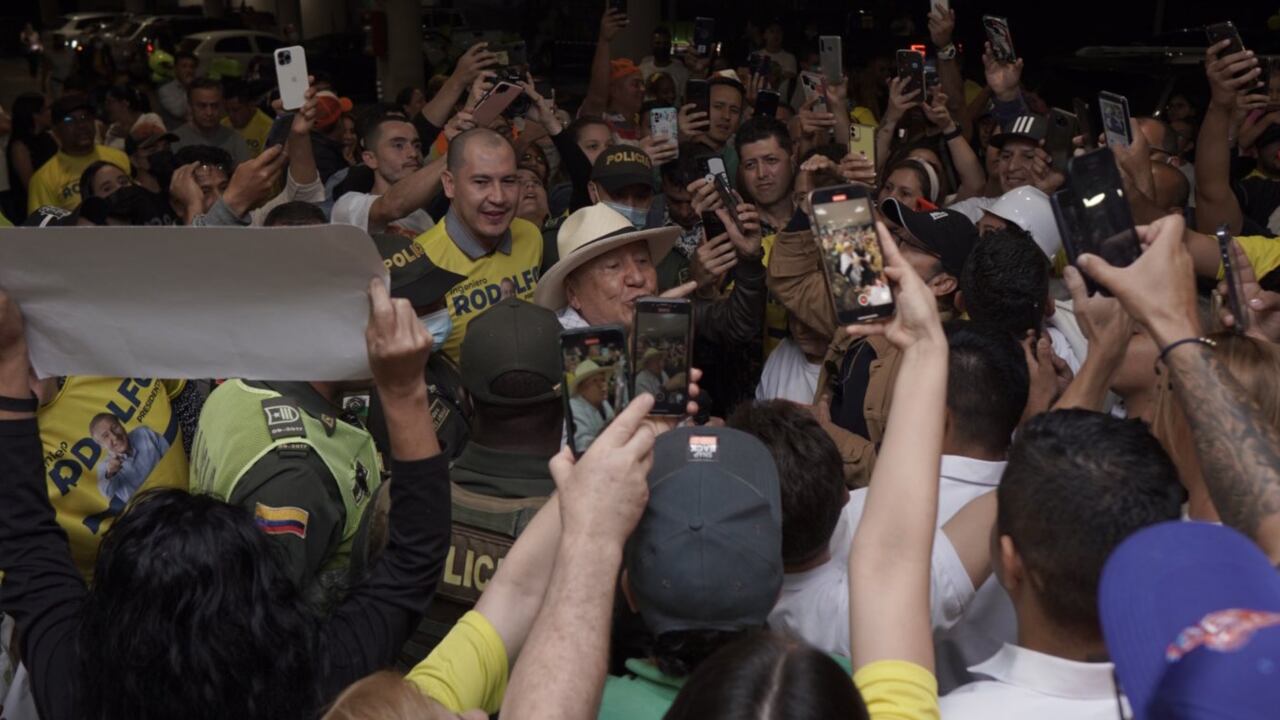 Rodolfo Hernández en su llegada a Medellín.