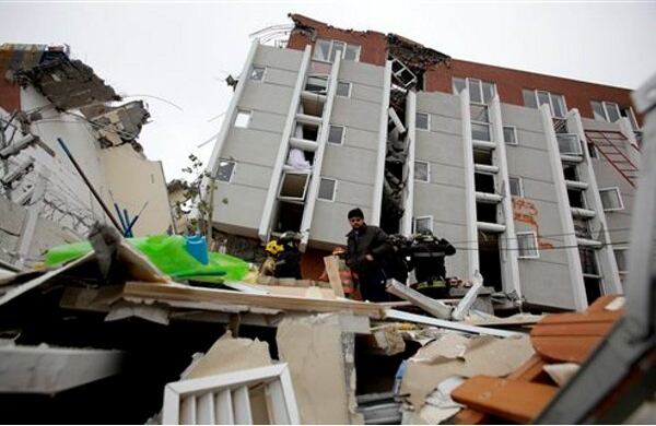 Destruidas quedaron viviendas, calles y vehículos a lo largo de varias vías de este país. El número de muertos aumenta cada vez más. Son las consecuencias de un terremoto de 8,8 grados de magnitud que sacudió a Chile en la madrugada del sábado 27 de febrero de 2010.