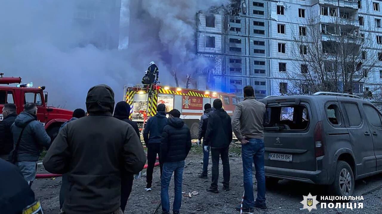 En esta foto proporcionada por la Policía Nacional de Ucrania, los bomberos trabajan para extinguir un incendio luego de un ataque ruso en un área de edificios de apartamentos en la ciudad de Uman, 200 kilómetros (125 millas) al sur de Kiev