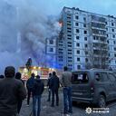 En esta foto proporcionada por la Policía Nacional de Ucrania, los bomberos trabajan para extinguir un incendio luego de un ataque ruso en un área de edificios de apartamentos en la ciudad de Uman, 200 kilómetros (125 millas) al sur de Kiev