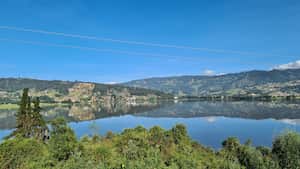 Vista desde un hotel de la Laguna de Tota en el departamento de Boyacá en Colombia en un día soleado
